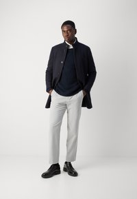 Isaac Dewhirst NEW COMFORT FUNNEL NECK COAT - Abrigo corto - navy