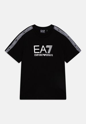 T-shirt en coton noir avec un col rond, des manches courtes et un logo EA7 Emporio Armani blanc à l'avant et sur les épaules.