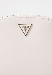 Guess LARGE DOME - Trousse - cream