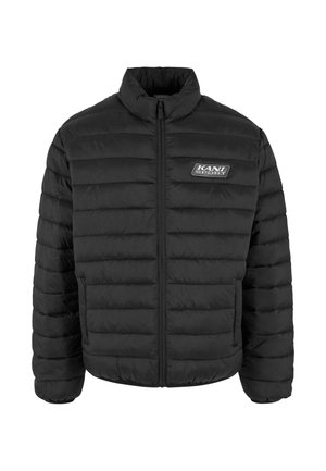 Schwarze Daunenjacke mit hohem Kragen, ausgestattet mit segmentierten Bäuchen, Frontreißverschluss und einem KANI SPORT-Logo auf der linken Brust.