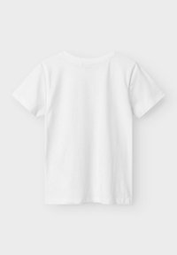 T-shirt blanc à manches courtes, posé à plat montrant le dos, avec un col rond sur un fond gris clair.
