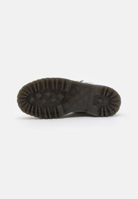 Dr. Martens Kotníkové boty na platformě - white
