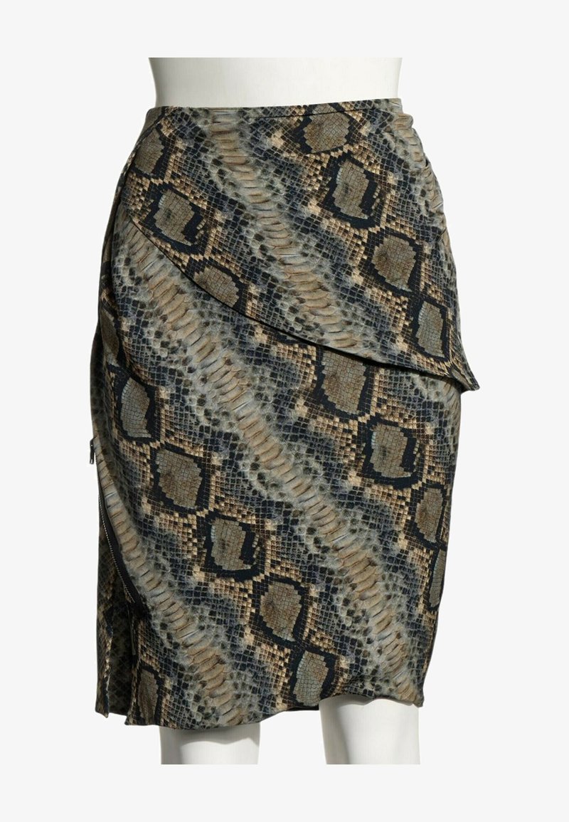 Jupe longueur genou avec rabat avant superposé, motif peau de serpent en beige, noir et gris.