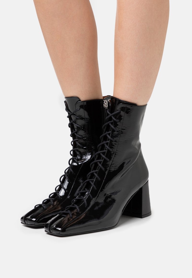 ÁNGEL ALARCÓN Bottines à lacets - black