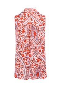 Ärmellose Bluse aus leichtem Stoff mit einem roten und blauen Paisleymuster auf weißem Hintergrund, mit einem dezenten Kragen und Knopfdetails.