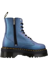Bottine métallique bleu avec une semelle chunky noire, un laçage à l'avant, une fermeture éclair sur le côté et des détails de couture jaune. Texture lisse.