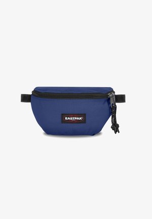 Marineblauwe Eastpak heuptas gemaakt van duurzaam materiaal, met een ritssluiting, een zwarte schouderband en een prominent logo-opdruk op de voorkant.