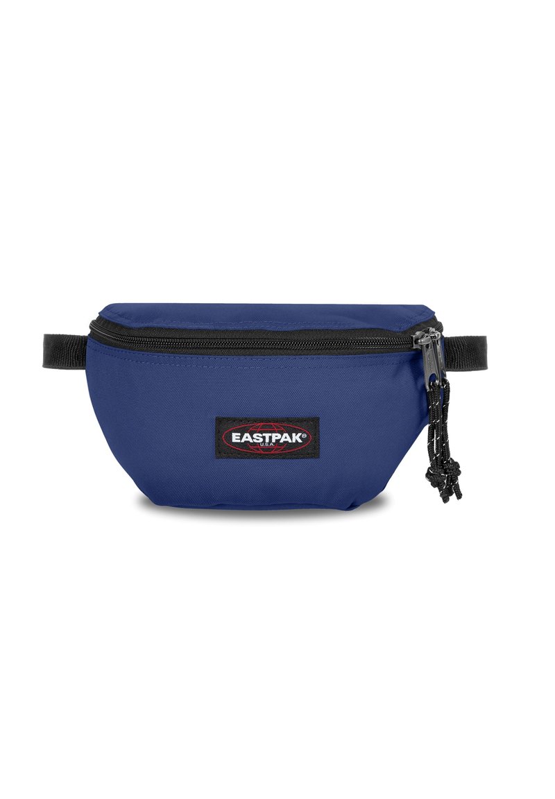 Navyblaue Eastpak Bauchtasche aus strapazierfähigem Material, mit einem Reißverschluss, einem schwarzen Gurt und einem auffälligen Logopatch auf der Vorderseite.