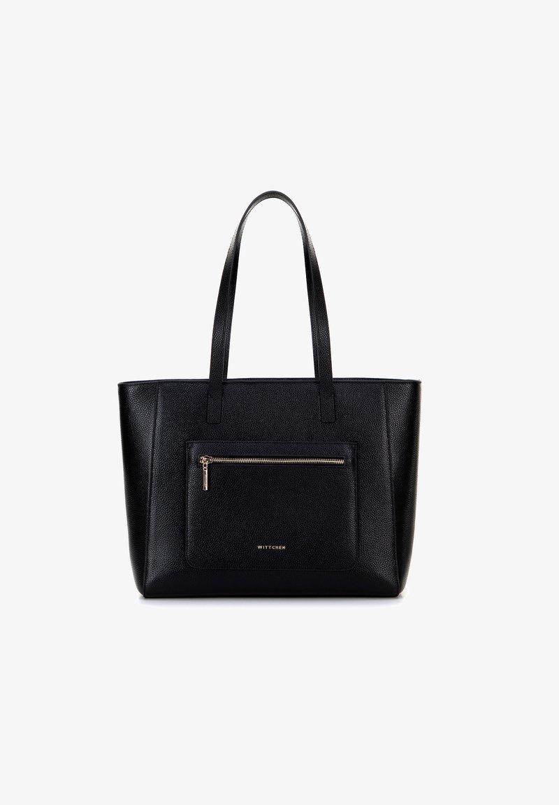 Zwarte leren tote bag met een gladde textuur, rechthoekige vorm, twee lange handvatten, een voorvak met rits en een gegraveerd logo-detail.