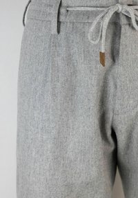 Pantaloni della tuta grigi realizzati in tessuto morbido, con una finitura testurizzata, vita elastica e un cordino con accenti metallici.