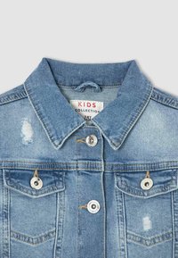 Chaqueta de mezclilla infantil con cuello, color azul claro, detalles desgastados, dos bolsillos en el pecho con broches metálicos y etiqueta de tamaño.