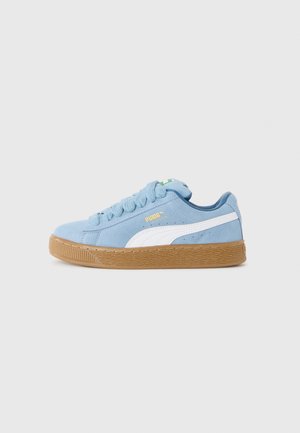 Lichtblauwe suede Puma Suede XL sneaker met witte zijkantstreep en gumrubberen zool op een effen witte achtergrond.