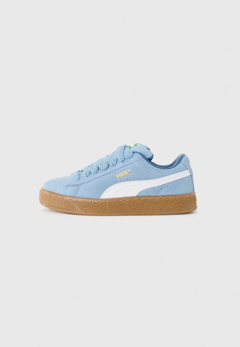 Ανοιχτό μπλε σουέτ sneaker Puma Suede XL με λευκή πλευρική λωρίδα και σόλα από καουτσούκ γόμα σε απλό λευκό φόντο.