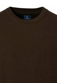Brauner Strickpullover mit Rundhalsausschnitt und strukturiertem Stoff. Das Etikett trägt die Aufschrift "Redmond Casual". Einfaches und glattes Design.