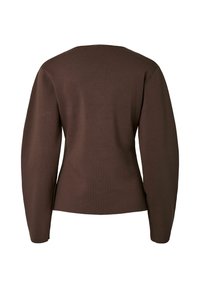 Brązowy sweter z długimi rękawami, głębokim dekoltem w serek i dopasowanym krojem. Tekstura wydaje się gładka z subtelnym wzorem.