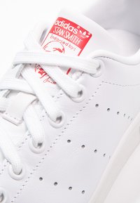 adidas Originals STAN SMITH UNISEX - Tenisky - running white/collegiate red