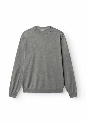 Világosszürke, hosszú ujjú, kerek nyakú pulóver bordázott mandzsettákkal és szegéllyel, fehér háttéren laposan elhelyezve.