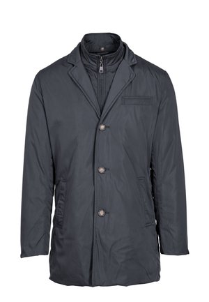 Cappotto trapuntato grigio scuro con collo a scollatura, chiusura a cinque bottoni, due tasche laterali e una tasca sul petto, realizzato in un tessuto testurizzato.