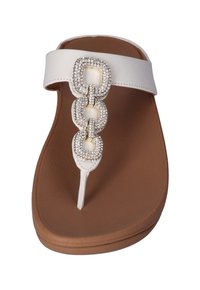 Witte faux lederen teensandalen met decoratieve kristalaccenten, platte bruine rubberen zool en gestructureerde voetbed. Kenmerkt drie aan elkaar verbonden versieringen.