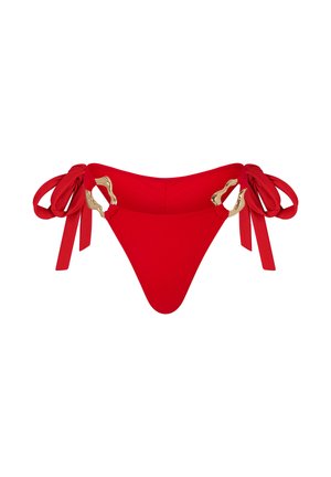 Rode bikini-bodem met een zachte textuur, driehoekige vorm en gouden hardwareaccenten. Heeft zijschoenen met een lintdetail.