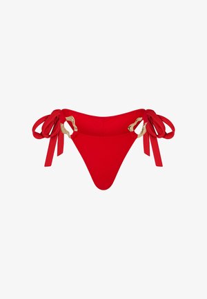 Rote Bikini-Unterseite mit glatter Textur, dreieckiger Form und goldenen Hardware-Akzenten. Verfügt über seitliche Bänder mit Rippendetails.