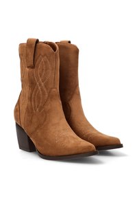 Botas de vaquero de ante marrón con punta afilada, caña corta y costuras decorativas. Presenta un tacón apilado y lengüetas para facilitar el uso.