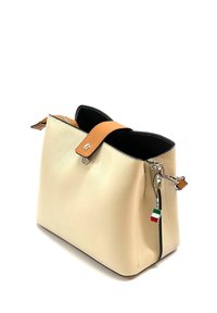 Beige leren handtas met een zwarte binnenkant, voorzien van een tan schouderband en ritssluiting. Inclusief een klein bedeltje in de kleuren van de Italiaanse vlag.