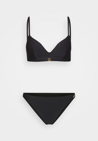 Crni kupaći kostim koji uključuje teksturirani materijal, bralette s V-izrezom i podesivim trakama, te odgovarajuće donje dijelo s niskim strukom i diskretnim logotipom.