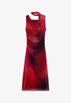 Vestido rojo con un diseño drapeado, que presenta un escote drapeado, una tira ajustable en el hombro y un degradado de rojo profundo a tonos más claros.