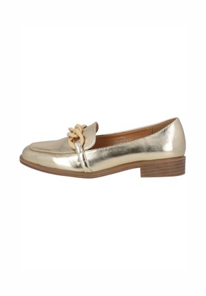 Gouden metallic loafers met een gladde textuur, voorzien van een decoratieve crèmekleurige knoop aan de voorkant en een lage bruine houten hak.
