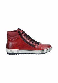 Baskets montantes rouges en cuir texturé, avec des lacets noirs, une fermeture éclair sur le côté et une semelle en caoutchouc blanc avec des accents nervurés.
