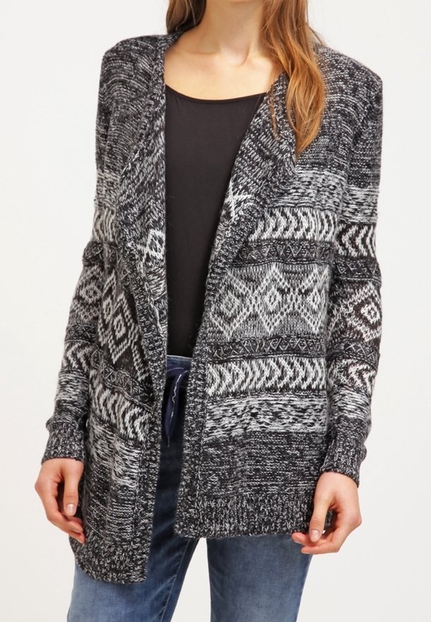 Stickad kofta i svart och grått med geometriska mönster, öppen framdesign, långa ärmar och ribbade muddar. Texturerad tyg.