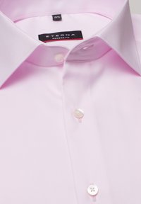 Rosa ETERNA Modern Fit Hemd aus glattem Stoff, mit Kentkragen und perlmuttartigen Knöpfen. Es besitzt einen dezenten Glanz und sorgfältig genähte Details.