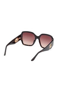 Lunettes de soleil carrées surdimensionnées à monture écaille avec des verres dégradés marron et des logos de marque circulaires dorés sur les branches.