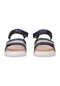 Sandalias marinas y plateadas con dos correas ajustables, una plantilla acolchada en color beige y una suela de goma blanca con un patrón floral.