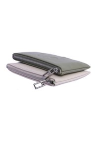 Dos estuches con cremallera, uno en color verde oliva y otro en color blanco sucio, hechos de cuero suave con herrajes en tono plateado y una forma rectangular plana.