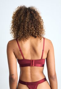 BOSS WIRELESS BEA - Push up -rintaliivit - medium red