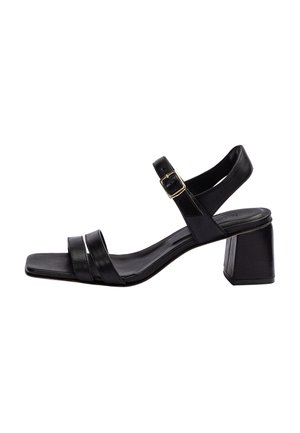 Czarna skórzana damska sandałka z kwadratowym noskiem, dwoma przednimi paskami, regulowanym paskiem wokół kostki z złotą klamrą oraz słupkowym obcasem.