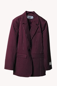 Burgundský blazer s bílými proužky, zapínání na jeden knoflík, klopové límce, dvě přední kapsy a detail s etiketou na levém rukávu.