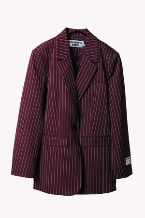 Burgunderfarbener Blazer mit weißen Nadelstreifen, Ein-Knopf-Verschluss, Reverskragen, zwei vordere Taschen und Etikettendetail am linken Ärmel.