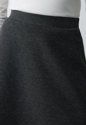 Schwarzer, dehnbarer A-Linien-Rock mit glattem Material und elastischem Bund. Subtil meliertes Muster mit knielangem Design.