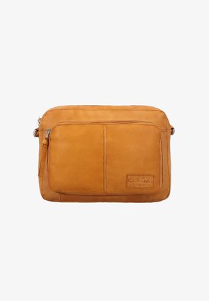 Hellbraune Ledertasche zum Umhängen mit vorderer Reißverschlusstasche und geprägt angeordnetem Markenemblem unten rechts.