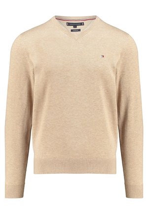 Beżowy sweter z długim rękawem i dekoltem w serek, z prążkowanymi ściągaczami na mankietach i dole, małe logo flagi Tommy Hilfiger na lewej piersi.