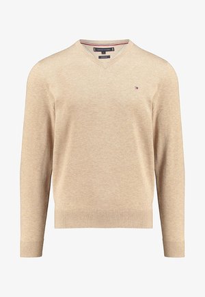 Beiger V-Ausschnitt Pullover mit langen Ärmeln, gerippten Bündchen und Saum, kleines Tommy Hilfiger Flaggenlogo auf der linken Brust.