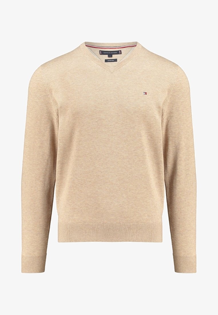 Pull beige à col en V avec manches longues, poignets et ourlet côtelés, petit logo drapeau Tommy Hilfiger sur la poitrine gauche.