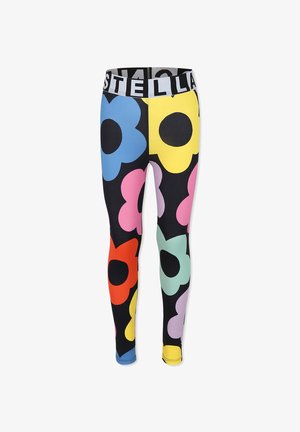 Leggings con grandi motivi floreali colorati in blu, giallo, rosa, rosso e verde su uno sfondo nero, con una vita elastica bianca con la scritta "STELLA."