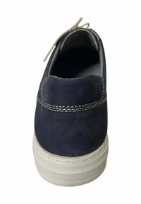 Zapato de ante azul marino con parte trasera redondeada, cuello ligero acolchado y suela de goma blanca con detalles de costura visibles.