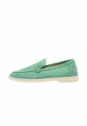 Groene suède loafer met beige zool en geweven hiel detail, instapmodel, laag profiel casual schoen getoond in zijaanzicht.