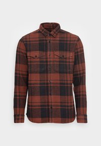 Červená a černá kostkovaná flanelová košile s knoflíkovým zapínáním vpředu, dvěma náprsními kapsami a dlouhými rukávy. Měkká textura a standardní design límce.