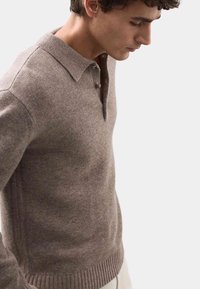 Brązowy dzianinowy sweter, z kołnierzem z guzikami, ściągaczami u rękawów i u dołu, miękka faktura, dopasowany krój oraz subtelne detale szwów bocznych.